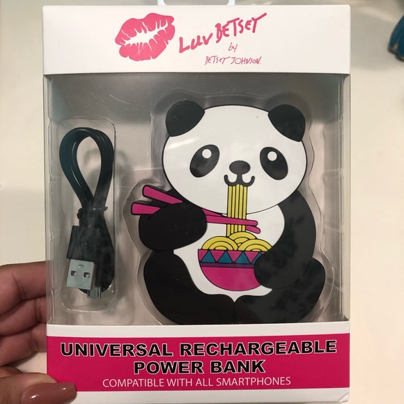 Betsey Johnson Accessories - Betsey Johnson Universal Charging station